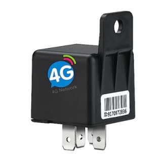 Schwarzes 4G-Netzwerkrelais mit Stecker und Barcode.