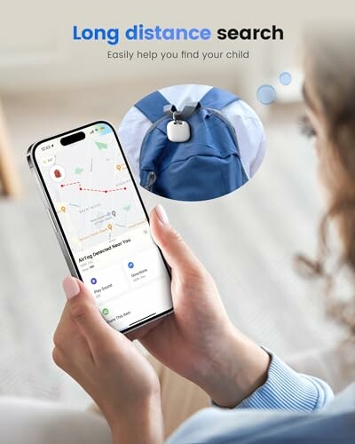 Person hält Smartphone mit Tracking-App, die einen Rucksack zeigt.