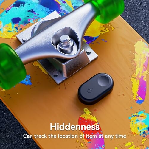 Kleines Tracking-Gerät auf einem bunten Skateboard