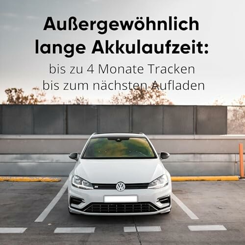 Weißer Volkswagen in einem Parkplatz mit Text über lange Akkulaufzeit.