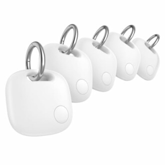 Fünf weiße Schlüsselfinder mit Schlüsselringen.